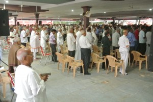 アチャリアに朝のご挨拶に集まった信者たち