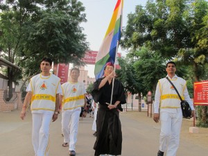 行進の先頭を行くのは、我が日本の瞑想の先生　坂本先生