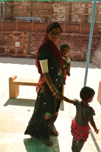 ヒンズー教のお寺で出会った親子。魅惑的なママでした。腕輪がすごい！
