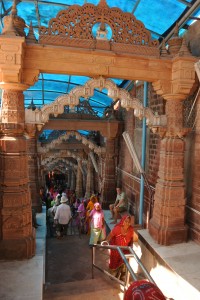 ヒンズー教のお寺は、天へ向かうような長い階段がありました。