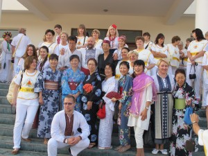 それぞれの民族衣装で