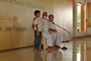 この日からお坊さんになるために来た小さな坊や