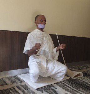 マハヴィーラが悟りを開いた時の乳絞りのポーズ