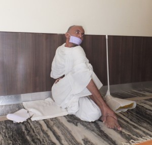 マッツエンドラ・アサナ（ねじり）の変形