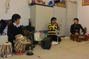 ハルモニウムとタブラを演奏するのは日本の人