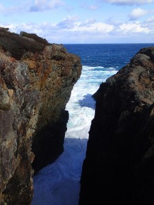 灯台のすぐ下に切れ込んでいる湾は、かなりの高さです。