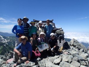 山頂にて！　 逆光で顔がほとんどわからない(^_^;)