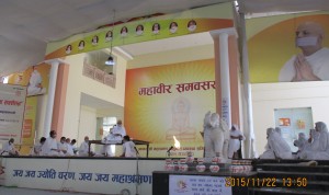 舞台の上手側が男性、下手側に女性たちが座ります。