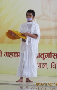 まだ幼さが残る少年僧