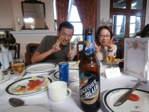ようやくありつけたビールを前に大喜び