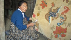 絨毯を作る女性 